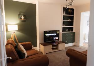 Large 4 Bed Home - Fast Wifi, Smart TVs & Free Parking - Near A66