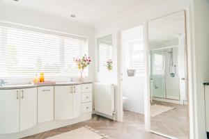 Riverside Bliss in Windsor, 5 Bed, Secure Parking