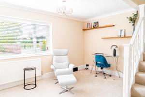 Riverside Bliss in Windsor, 5 Bed, Secure Parking