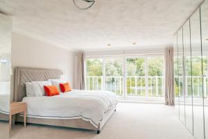 Riverside Bliss in Windsor, 5 Bed, Secure Parking