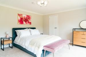 Riverside Bliss in Windsor, 5 Bed, Secure Parking