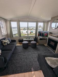 BEAUTIFULLY PRESENTED DOG FRIENDLY CARAVAN on VERY POPULAR LITTLESEA HOLIDAY HAVEN PARK WEYMOUTH