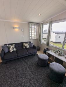 BEAUTIFULLY PRESENTED DOG FRIENDLY CARAVAN on VERY POPULAR LITTLESEA HOLIDAY HAVEN PARK WEYMOUTH