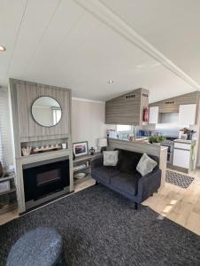 BEAUTIFULLY PRESENTED DOG FRIENDLY CARAVAN on VERY POPULAR LITTLESEA HOLIDAY HAVEN PARK WEYMOUTH