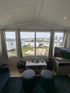 BEAUTIFULLY PRESENTED DOG FRIENDLY CARAVAN on VERY POPULAR LITTLESEA HOLIDAY HAVEN PARK WEYMOUTH