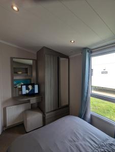 BEAUTIFULLY PRESENTED DOG FRIENDLY CARAVAN on VERY POPULAR LITTLESEA HOLIDAY HAVEN PARK WEYMOUTH