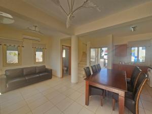 2 Bdr Home - walk to beach!