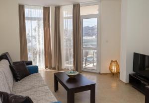 Seaside Bliss- Elegant 1BD with Stunning View by Flat Mаnager