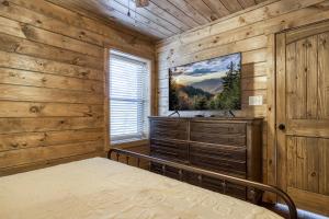 Smoky Mountain Dreamin, Mountain View, Hot Tub 560 FREE tickets each paid day!