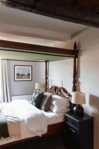 #2 - 4 Poster Bed at The Raven Aparthotel by PureStay