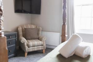 #2 - 4 Poster Bed at The Raven Aparthotel by PureStay