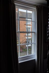 #2 - 4 Poster Bed at The Raven Aparthotel by PureStay