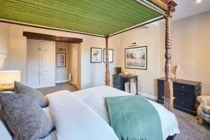 #2 - 4 Poster Bed at The Raven Hotel by PureStay - 布里奇诺斯