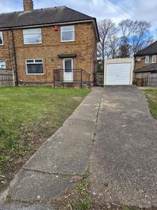 Perry House! sleeps 7,ideal for contractors & business stays, large driveway with van & car parking