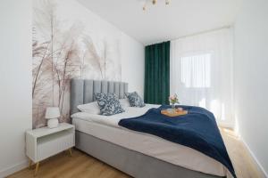 Jasny Apartament z Umeblowanym Balkonem w Krakowie Blisko Stawu by Noclegi Renters