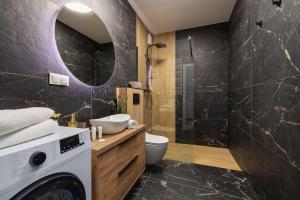 Jasny Apartament z Umeblowanym Balkonem w Krakowie Blisko Stawu by Noclegi Renters