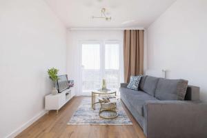 Jasny Apartament z Umeblowanym Balkonem w Krakowie Blisko Stawu by Noclegi Renters