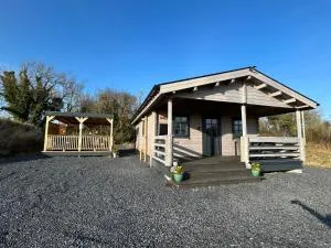LITTLE ROCK RETREAT Log Cabin with Hot Tub - Tyrrellspass