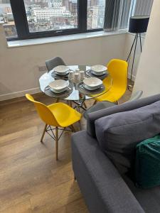 Two Bedroom City View Apartment Liverpool by StaySavvy Accommodation