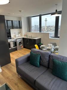 Two Bedroom City View Apartment Liverpool by StaySavvy Accommodation