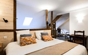 Hotels Logis Hotel Etchemaite : Chambre Familiale