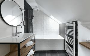 Hotels Logis Hotel Etchemaite : photos des chambres