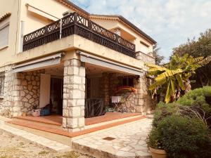 NEW renovated spacious 2 BR Apt AC 300m from Beach