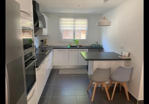 NEW renovated spacious 2 BR Apt AC 300m from Beach