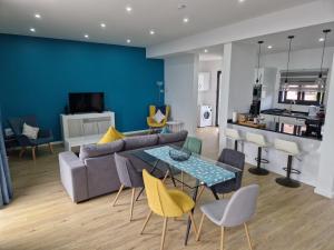 B - Elegent 2 Bedroom Modern Townhouse