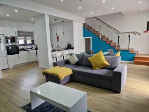 B - Elegent 2 Bedroom Modern Townhouse