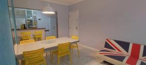 Cabo Frio - Praia do Forte - apartamento quadra da praia