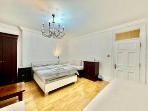 Spacious En Suite Room, Opposite of Tube Station, 5 minutes from Oxford Street