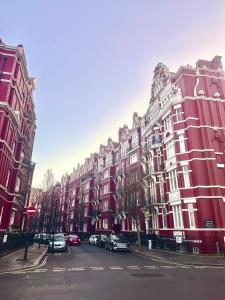 Spacious En Suite Room, Opposite of Tube Station, 5 minutes from Oxford Street