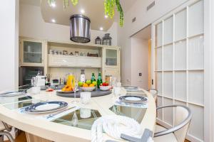 Central Luxury Yacht-Style Old Town