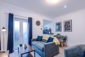 Stylish Salford Home, 3 Double Bedrooms, Stunning Decor, Free On Street Parking, Sleeps 8 Guests, Perfect For Families, Contractors, Group Stays