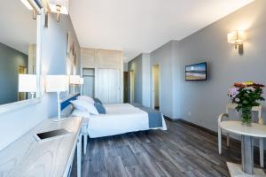 Studio with Balcony and Sea View room in Apartamentos Colón Playa