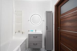 National Stadium Cozy Retreat Apartment by BookingHost