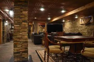 Chateau Connellsville Medieval Royal Chamber - Scottdale