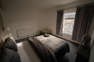 Double Bed , Fast WiFi , Free Parking - 1 Bedroom in 4 Bedroom House PS4