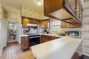 5BR Dog-Friendly Historic Home with Yard and AandC