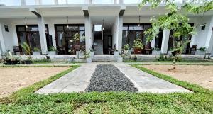 Surfing Pinthaliya - Midigama