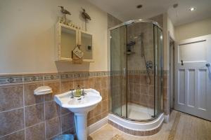 Contractors , NHS Staff , Next to Hospital - 1 Bedroom in 4 Bedroom House SR4