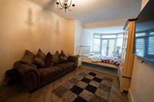 Contractors , NHS Staff , Next to Hospital - 1 Bedroom in 4 Bedroom House SR4