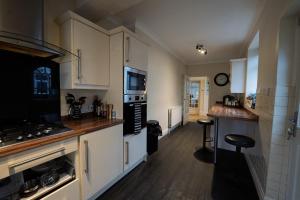 Contractors , NHS Staff , Next to Hospital - 1 Bedroom in 4 Bedroom House SR4