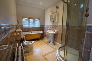 Contractors , NHS Staff , Next to Hospital - 1 Bedroom in 4 Bedroom House SR4