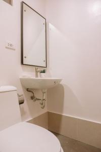 Room in Condo - Spacious Barkada Gathering
