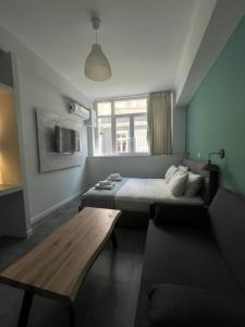 Monastiraki 101 SuperHost Hub