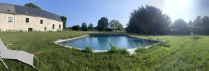 Maisons de vacances Domaine proche de Chinon piscine, billard, petanque et aire de jeux pour enfants : Maison 8 Chambres