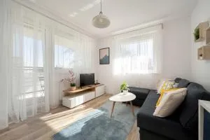 Wyjątkowy Apartament z Parkingiem by Noclegi Renters - Golędzinów