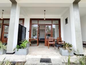 Surfing Pinthaliya - Midigama